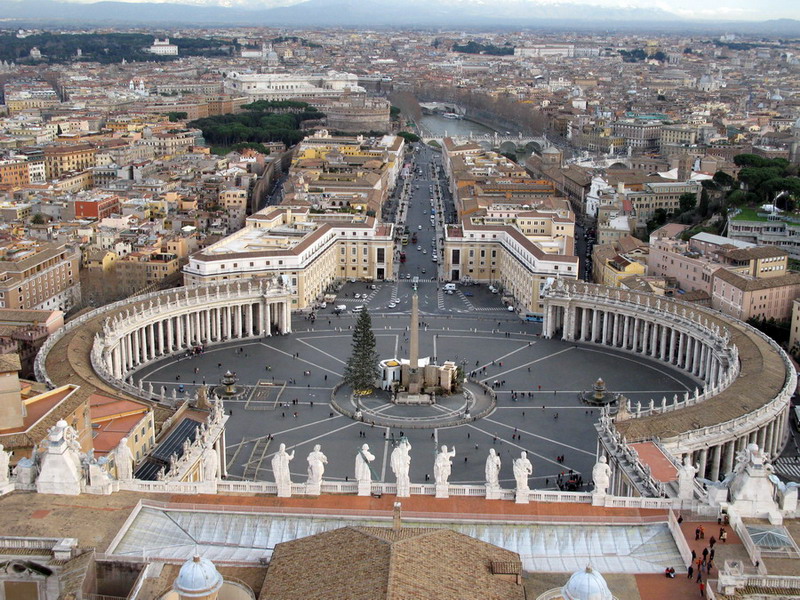 Ватикан - вид на площадь с собора Святого Петра.