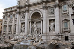 Рим - фонтан Треви - традиционное место бросания монет и загадывания желаний. Сотни евро летят в воду каждый час.