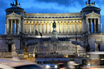 Рим - ещё один памятник архитектуры на пути к Колизею.