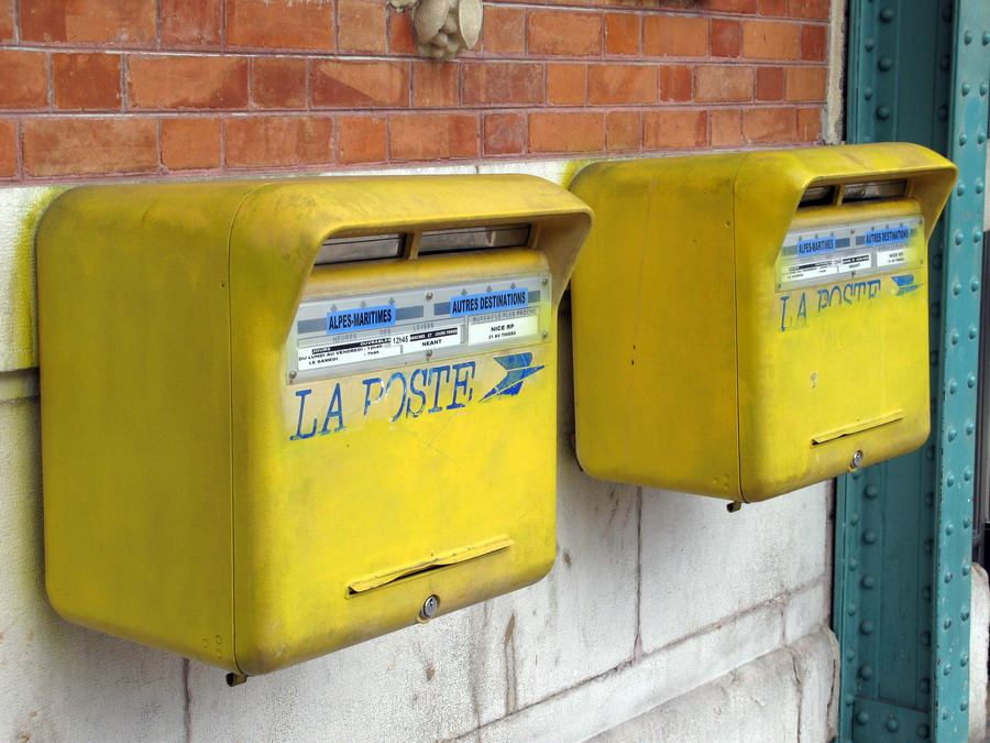 Ницца - забавные французские почтовые ящики - если письмо в  регион Альп, то в первое окошко, а если в другие регионы, то во второе. Видимо в Альпы почту доставляют альпинисты.