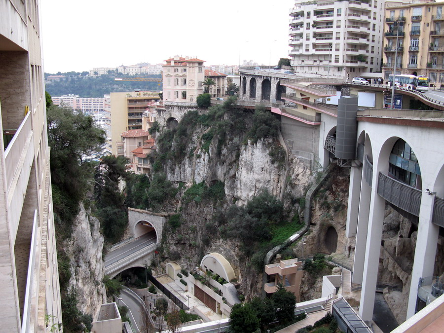 Вид на Монако - Монте Карло сверху. Вот такое оно это княжество - высеченное в скале, с безумными перепадами высот и небольшой бухтой заставленной яхтами богатейших в Мире людей.