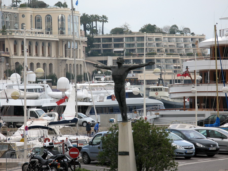 Монако - очередной памятник красоте, впрочем, бытовало мнение, что это подарок Зураба Церетели - Гагарин летит во Францию.