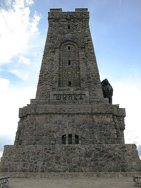 Шипкинский мемориал построенный почти сразу после сражения возведен на частные пожертвования. Памятник сделан из доломита – редкого минерала, специально поднятого на эту высоту.