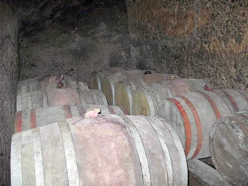 В подвале второго уровня на глубине свыше 30 метров в дубовых бочках хранится вино особой выдержки и для особых гостей.