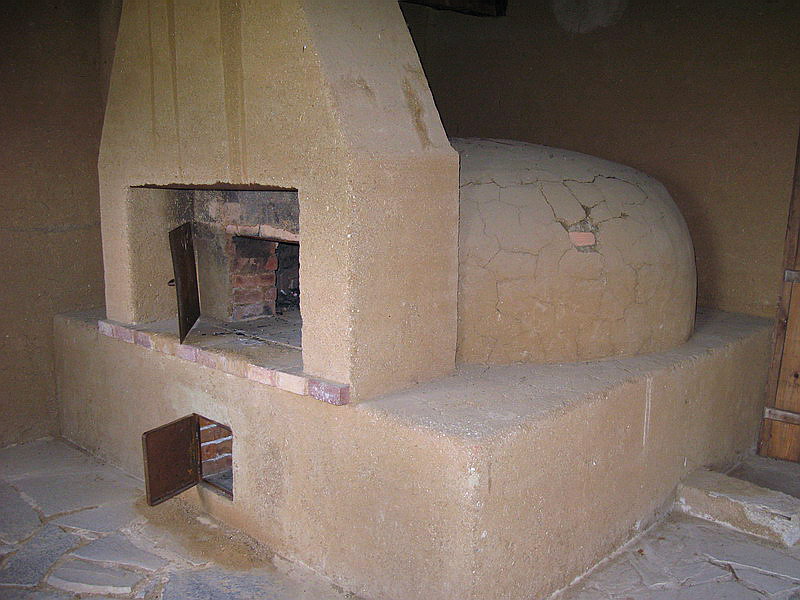 Монастырская печь роженских монахов – в ней они пекут хлеб – каждый день.