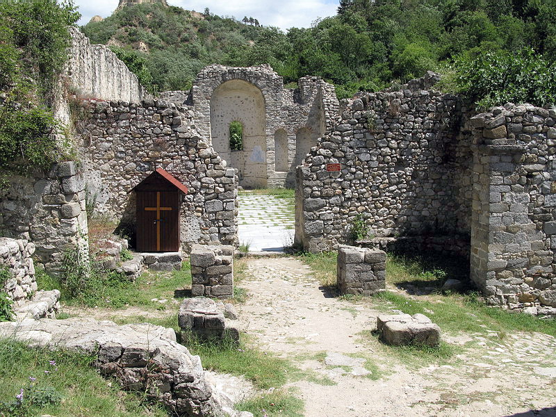 Окраина деревни Мелник – останки храма Святой Варвары покровительницы этих мест.