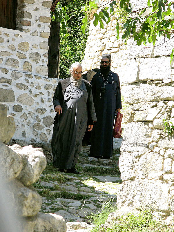 Греческие монахи с полуострова Халкидики из одного из монастырей Афона специально приезжают в Мелник за местным вином.
