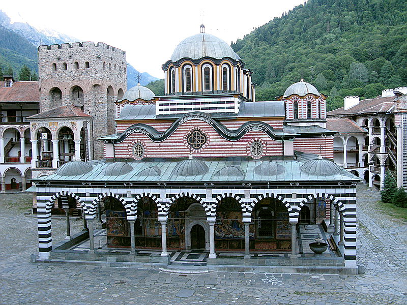 Храм Рильского Монастыря. Одна из самых значительных болгарских святынь.