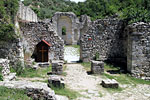 Окраина деревни Мелник – останки храма Святой Варвары покровительницы этих мест.