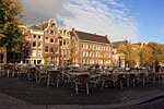 Утренний Амстердам. Кафе на одном из многочисленных каналов. Пустые столики, сдвинутые стулья, скучающие официанты. Вечером здесь не будет свободных мест.