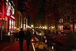 Улица Красных фонарей ночью. Долгие 500 метров по обе стороны канала.