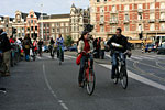 Даже на большой скорости люди умудряются общаться и вести беседу. Велосипеды - это жизнь Амстердама.