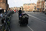 Амстердамская веломама. Велоколяска такое же частое явление как и обычная детская коляска. Но насколько удобнее!