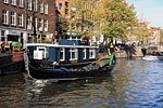 Голландский гондольер. Большая редкость, больше присущая Венеции. В Амстердам каналы шире и полноводнее.