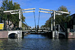 Типичный амстердамский подвесной мост. Простейшая конструкция прошлых веков. Самая популярная в голланди.