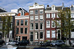 Кривизна амстердамских домов - удивительна. И вперед, и назад, и в бок - куда угодно.. но стоят же!