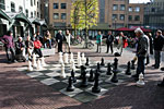 Уличные шахматы. Сыграть может каждый. Но обычно этим занимаются местные пожилые дедушки. Домино и городки почти не распространены.