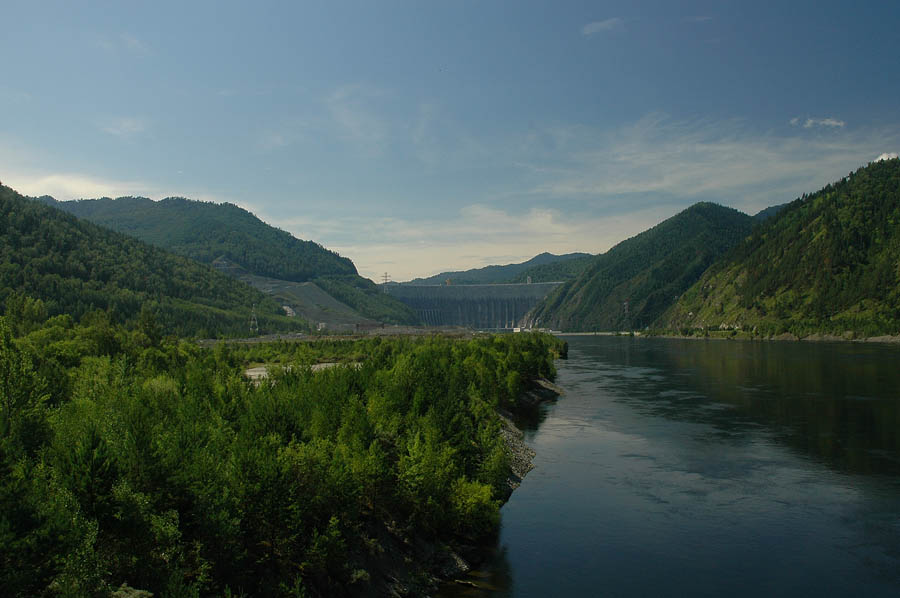 Плотина Саяно-Шушенской ГЭС (еще работала)