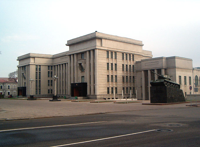 современная архитектура административных зданий - потешные танки и серые кубики
