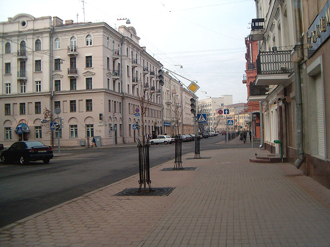 удивительные улочки Минска с невероятно широкими тротуарами