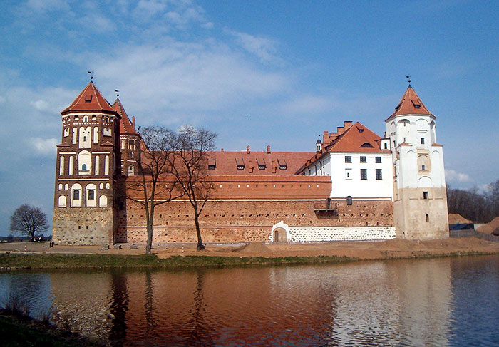 Мирский замок-крепость со стороны озера - восточная стена